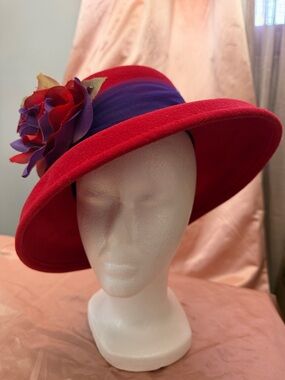 Vintage Women's Red Felt Flower Cloche Hat with Purple Band